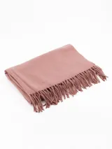 Pashmina de textura suave en color rosado, con terminación de flecos en los extremos.