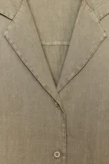 Camisa amarilla de lino con cuello solapa, escote pico, manga larga con botones y cierre frontal con botones.