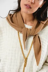 Bufanda bandana beige de lana.