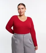 Blusa negra de punto liviano con textura acanalada, escote en pico y mangas largas.