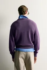Sweater de punto de algodón morado, con cuello redondo, manga larga y acabados en rib.