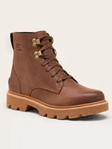 Bota de caña media Sorel, confeccionada en cuero impermeable color marrón tabaco. Presenta cierre con cordones, detalles metálicos en los ojales, logo de la marca grabado en el lateral y suela de caucho dentada en tono contrastante.