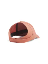 Gorra deportiva Under Armour con diseño de espalda abierta, ideal para usar con el cabello recogido. Presenta tejido de punto texturizado que absorbe la humedad, cierre trasero ajustable con broche y logo de la marca bordado en el frente.