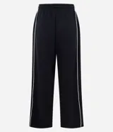 Pantalón de corte recto color negro con tiras laterales blancas en contraste. Cuenta con cintura elástica y cordón ajustable.