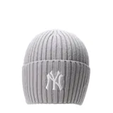 Gorro tipo beanie de punto acanalado en color gris, con vuelta y logo de los New York Yankees bordado en el frente en color blanco.