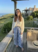 Pantalón palazzo fluido de tiro alto con diseño estampado paisley en tonos azul y blanco, con cintura elastizada.