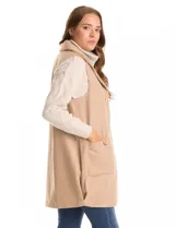 Chaleco largo de paño marca Barrington, color negro, con cuello solapa, cierre frontal con botones y bolsillos delanteros aplicados.