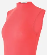 Musculosa de viscosa color celeste, con cuello alto y textura acanalada de corte al cuerpo.