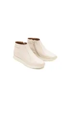 Botines Cherie de cuero vacuno color nácar con textura delicada y diseño slip-on sin cordones, con inserciones elásticas laterales y suela flexible y ligera.