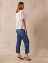 Blusa color crema de crepe con detalle de crochet en el escote, mangas cortas amplias.