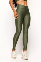 Calza deportiva negra de tiro alto con cintura cruzada en forma de V y tejido texturizado acanalado con brillo.