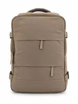 Mochila de viaje color tostado, con diseño rectangular, compartimentos frontales con cierre y asas de mano superior.