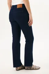 Blazer azul de corte recto, con solapas y cierre con dos botones.