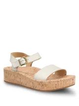Sandalias Hush Puppies modelo Zug de cuero color plateado, con plataforma de corcho y suela de goma. Cuentan con una tira ancha en la parte delantera y una tira ajustable con hebilla metálica en el talón.