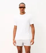 Bermuda de running Get Over para hombre, confeccionada en microfibra ligera de color gris claro. Presenta cintura elástica con cordón ajustable, bolsillos funcionales, dobladillo redondeado con aberturas laterales y pequeño parche con logo de la marca en la pierna izquierda.