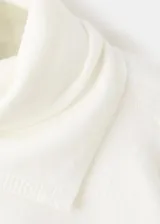 Chaleco largo de punto color blanco marfil, con diseño abierto y superpuesto de estilo versátil.