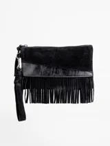 Sobre de mano negro confeccionado en combinación de gamuza y cuero, con diseño de flecos colgantes en la parte inferior y tira de muñeca desmontable.