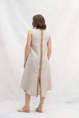 Vestido midi color beige de lino, sin mangas y con escote redondo.