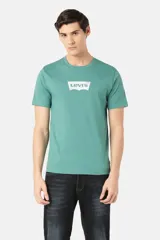 Remera de algodón color verde con logo Levi's estampado en el pecho.