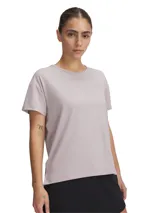 Remera deportiva Under Armour de manga corta, con cuello redondo y bajo con abertura lateral. Confeccionada en tejido técnico elástico con tecnología UA RUSH™ que refleja la energía corporal.