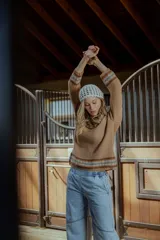 Sweater color marrón claro tejido en hilado de algodón, con cuello redondo y mangas largas. Presenta detalles de punto calado en el cuello, puños y ruedo.