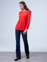 Remera negra de modal con cuello a la base y mangas largas.