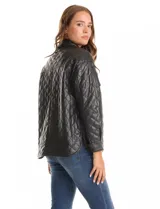 Chaqueta de eco cuero negro con diseño capitoneado, cuello con solapa y cierre frontal con botones a presión. Presenta mangas largas con puños abotonados, dos bolsillos frontales con solapa y forro interno a tono.