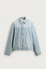 Cazadora de denim de algodón con corte regular fit, cuello solapa, cierre frontal con botones y bolsillos de vivo en la cadera. Presenta un acabado con efecto lavado.
