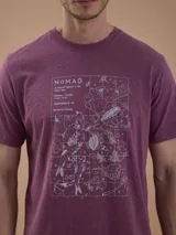 Remera negra de manga corta, con cuello redondo y estampado frontal en color blanco con diseño gráfico de alimentos y texto alusivo.