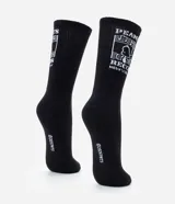 Medias de caña larga color negro, confeccionadas en tejido de algodón. Presentan un diseño estampado en la parte superior de la caña con el logo de Peanuts Records y la figura de Snoopy en color blanco.