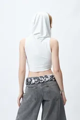 Top cropped negro con capucha, escote cruzado y calce ceñido.