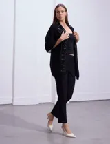 Pashmina negra de gasa con apliques de brillos geométricos.