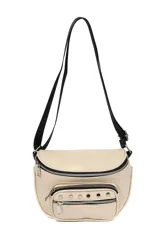 Riñonera de cuero sintético color beige, con correa ajustable negra, cierre principal superior y bolsillo frontal con cierre decorado con tachas metálicas.