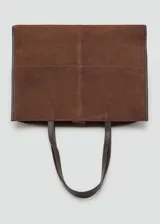 Bolso tipo shopper de piel de serraje en color marrón, con diseño de paneles y doble asa de hombro. Cuenta con cierre de botón magnético y bolsillo interior con cremallera.