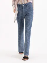 Pantalon Maddie de corte recto, confeccionado en denim de algodón con textura y estructura firme. Presenta tiro medio, bolsillos clásicos y cierre frontal con botón y cremallera.