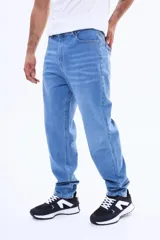 Pantalón de jean color negro con efecto lavado, de corte recto y ajuste cómodo.