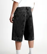 Bermuda de jean negro con efecto lavado, corte amplio, costuras expuestas y bolsillos traseros grandes.