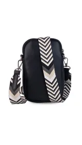 Bandolera compacta color rojo con textura de cuero, correa regulable y desmontable con diseño de rayas rojas y blancas. Cuenta con bolsillos frontales y cierre, interior forrado en tela.