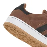 Championes adidas Campus 00s de gamuza marrón, con las tres tiras laterales en cuero negro, cordones anchos y suela de goma blanca con base de goma caramelo.