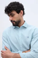 Camisa de manga larga de lino y algodón color celeste, con fit semi slim y cuello clásico.