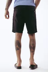 Bermuda de jean negra con corte a la rodilla.