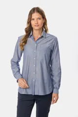 Camisa celeste con rayas verticales blancas, de corte holgado y manga larga.