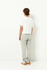 Pantalón de jogging negro de algodón con interior de felpa, bolsillos laterales, cintura elástica y puños ajustados.