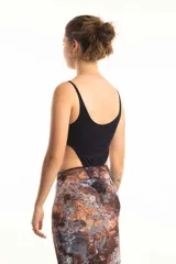 Body de lycra color negro, con escote redondo, breteles finos y diseño cut-out en los laterales de la cintura.