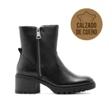 Bota corta de cuero negro con taco cuadrado y suela track. Presenta cierre lateral metálico y diseño de caña media.
