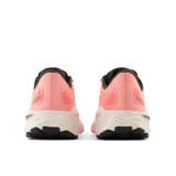 Championes de running New Balance 860 V13 para mujer, color rosa con detalles en negro y beige.