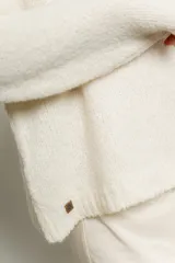 Sweater de punto color crudo, de corte holgado y mangas largas.