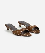 Sandalia tipo mule Satinato con estampado animal print y acabado en pelo corto. Presenta punta redondeada, tacón bajo fino y estructura abierta en el talón.