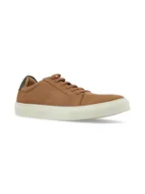Championes urbanos de cuero color tostado, con cordones al tono, suela de goma blanca y detalle en el talón color verde oscuro.