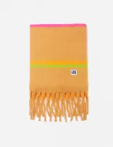 Bufanda rectangular color marrón con flecos en los extremos. Presenta una franja horizontal verde y otra rosa en la parte superior.